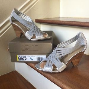 Donald Pliner size 7 Wedge